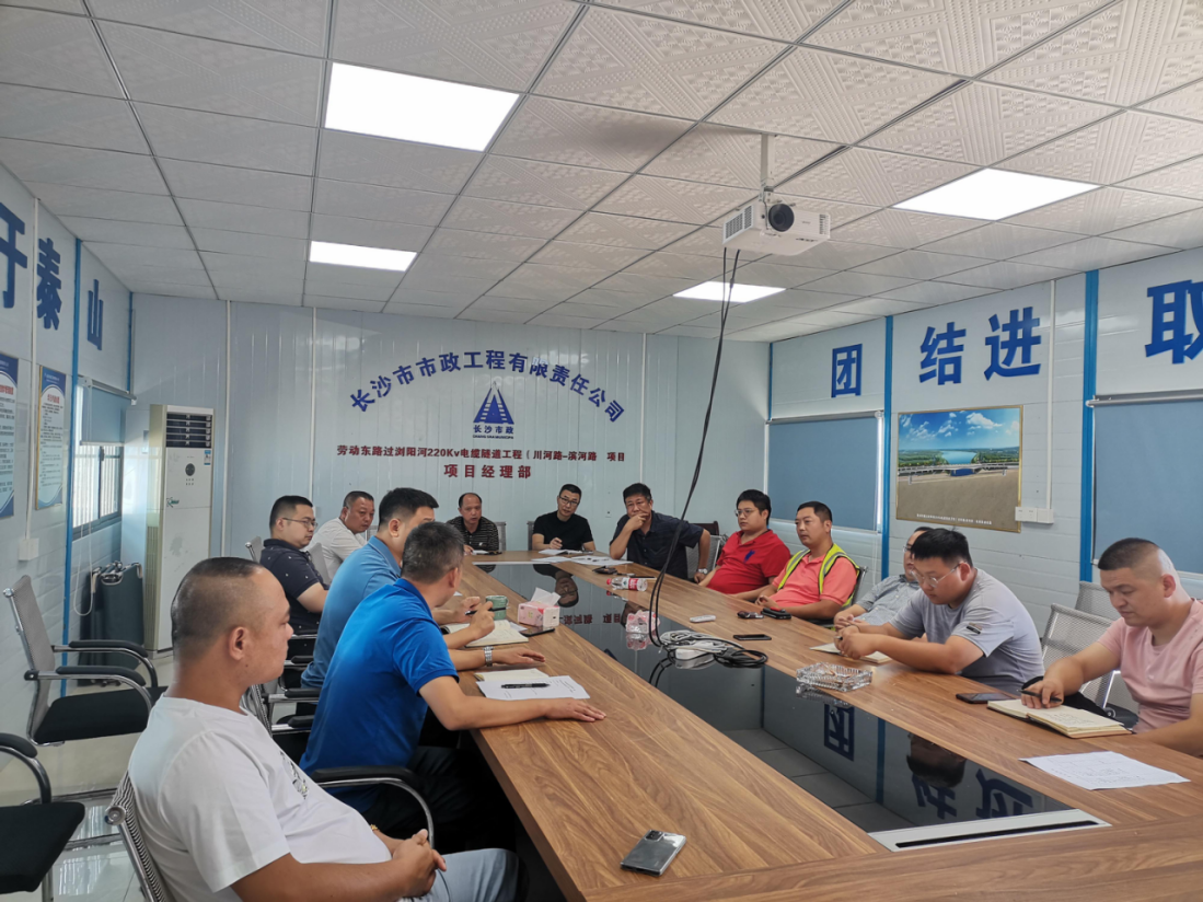 獻禮國慶 | 勞動?xùn)|路過瀏陽河220kV電纜隧道工程頂進設(shè)備順利完成吊裝！